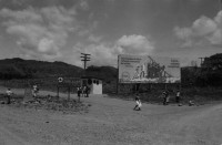 Image of sheet 19840120 photo 19: Handpflug Pflug für den Ackerbau. Siedlungen im Raum Matagalpa. Frauen bauen ihre Häuser. Landschaft. Wiederaufforstungsprogramm Aufforstung der IRENA Biogas anlage mit Kaffeeabfall. Kaffee pflanzen. Sandinisten Plakatwand für politische Propaganda. Prolacsa Tochter der Néstlé. Nido Milchpulver Hersteller in Matagalpa. Arbeiter. Kiste mit Blechdosen Schweizer Brigadist Innen besuchen Cita INRA.
Ackerbau Maschine. Latrinenbau. Letrinen Nicaragua 1984