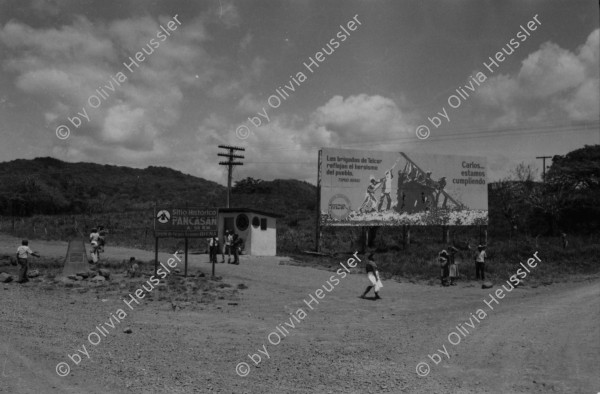 Image of sheet 19840120 photo 19: Handpflug Pflug für den Ackerbau. Siedlungen im Raum Matagalpa. Frauen bauen ihre Häuser. Landschaft. Wiederaufforstungsprogramm Aufforstung der IRENA Biogas anlage mit Kaffeeabfall. Kaffee pflanzen. Sandinisten Plakatwand für politische Propaganda. Prolacsa Tochter der Néstlé. Nido Milchpulver Hersteller in Matagalpa. Arbeiter. Kiste mit Blechdosen Schweizer Brigadist Innen besuchen Cita INRA.
Ackerbau Maschine. Latrinenbau. Letrinen Nicaragua 1984