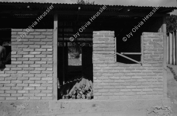 Image of sheet 19840120 photo 2: Handpflug Pflug für den Ackerbau. Siedlungen im Raum Matagalpa. Frauen bauen ihre Häuser. Landschaft. Wiederaufforstungsprogramm Aufforstung der IRENA Biogas anlage mit Kaffeeabfall. Kaffee pflanzen. Sandinisten Plakatwand für politische Propaganda. Prolacsa Tochter der Néstlé. Nido Milchpulver Hersteller in Matagalpa. Arbeiter. Kiste mit Blechdosen Schweizer Brigadist Innen besuchen Cita INRA.
Ackerbau Maschine. Latrinenbau. Letrinen Nicaragua 1984