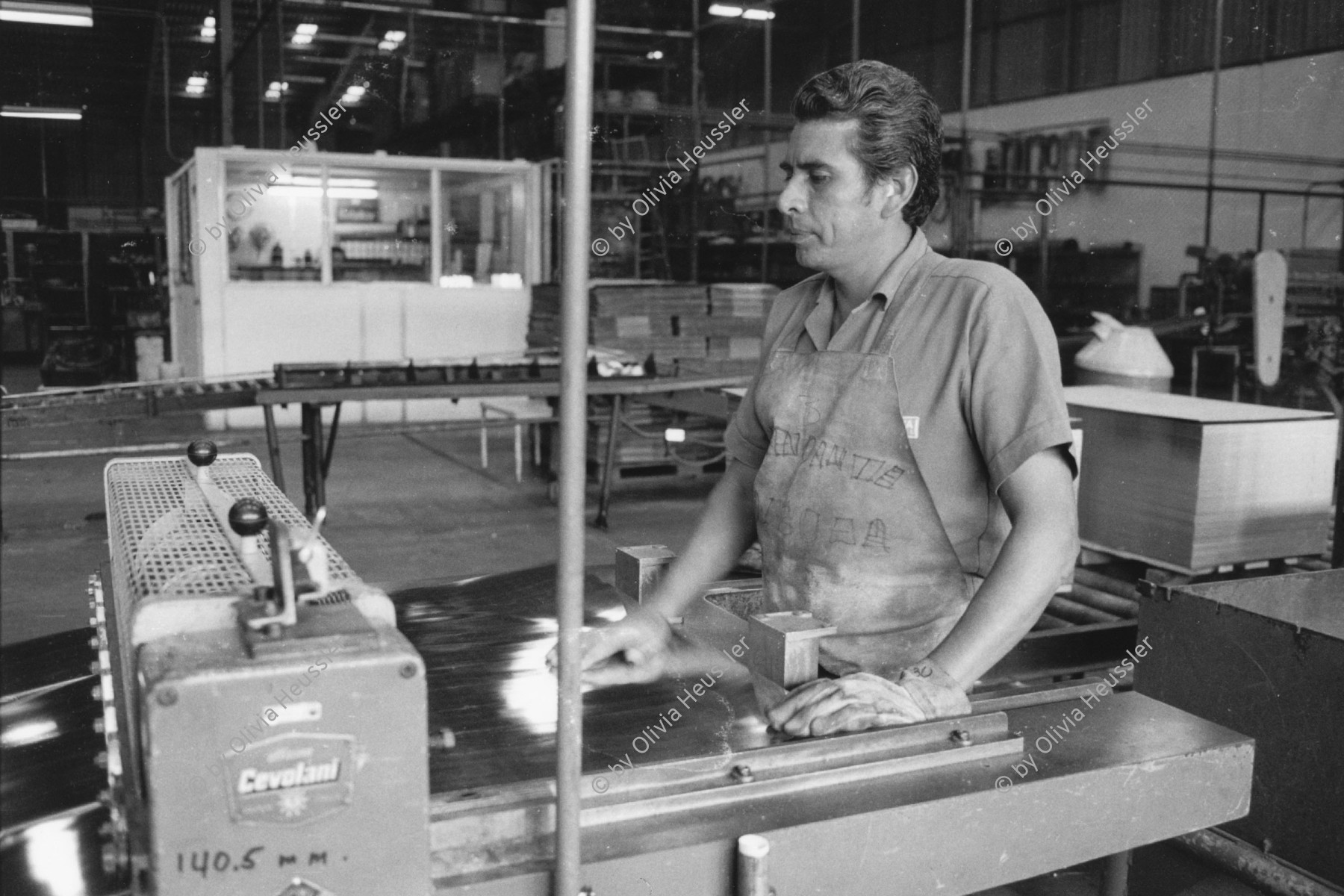 Image of sheet 19840120 photo 29: Ein Arbeiter stellt Konservenbüchsen her. In der Tochterfabrik der Milchpulverfabrik von Néstlé, Prolacsa, Nicaragua. 1984 √