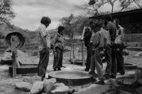 Image of sheet 19840120 photo 33: Handpflug Pflug für den Ackerbau. Siedlungen im Raum Matagalpa. Frauen bauen ihre Häuser. Landschaft. Wiederaufforstungsprogramm Aufforstung der IRENA Biogas anlage mit Kaffeeabfall. Kaffee pflanzen. Sandinisten Plakatwand für politische Propaganda. Prolacsa Tochter der Néstlé. Nido Milchpulver Hersteller in Matagalpa. Arbeiter. Kiste mit Blechdosen Schweizer Brigadist Innen besuchen Cita INRA.
Ackerbau Maschine. Latrinenbau. Letrinen Nicaragua 1984