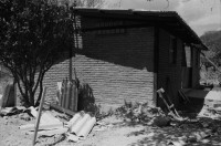 Image of sheet 19840120 photo 34: Handpflug Pflug für den Ackerbau. Siedlungen im Raum Matagalpa. Frauen bauen ihre Häuser. Landschaft. Wiederaufforstungsprogramm Aufforstung der IRENA Biogas anlage mit Kaffeeabfall. Kaffee pflanzen. Sandinisten Plakatwand für politische Propaganda. Prolacsa Tochter der Néstlé. Nido Milchpulver Hersteller in Matagalpa. Arbeiter. Kiste mit Blechdosen Schweizer Brigadist Innen besuchen Cita INRA.
Ackerbau Maschine. Latrinenbau. Letrinen Nicaragua 1984