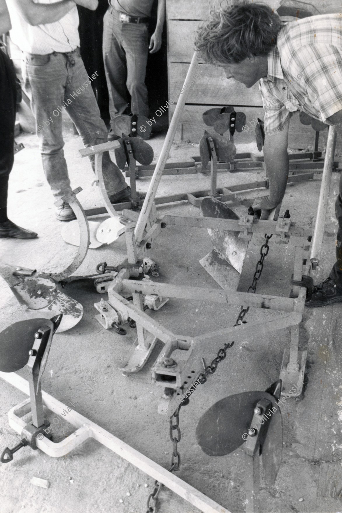 Image of sheet 19840120 photo 35: Handpflug Pflug für den Ackerbau.  Matagalpa. Sandinisten Schweizer Brigadist Innen besuchen Cita INRA.
Ackerbau Maschine. Nicaragua 1984 √