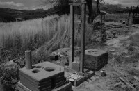 Image of sheet 19840120 photo 37: Handpflug Pflug für den Ackerbau. Siedlungen im Raum Matagalpa. Frauen bauen ihre Häuser. Landschaft. Wiederaufforstungsprogramm Aufforstung der IRENA Biogas anlage mit Kaffeeabfall. Kaffee pflanzen. Sandinisten Plakatwand für politische Propaganda. Prolacsa Tochter der Néstlé. Nido Milchpulver Hersteller in Matagalpa. Arbeiter. Kiste mit Blechdosen Schweizer Brigadist Innen besuchen Cita INRA.
Ackerbau Maschine. Latrinenbau. Letrinen Nicaragua 1984