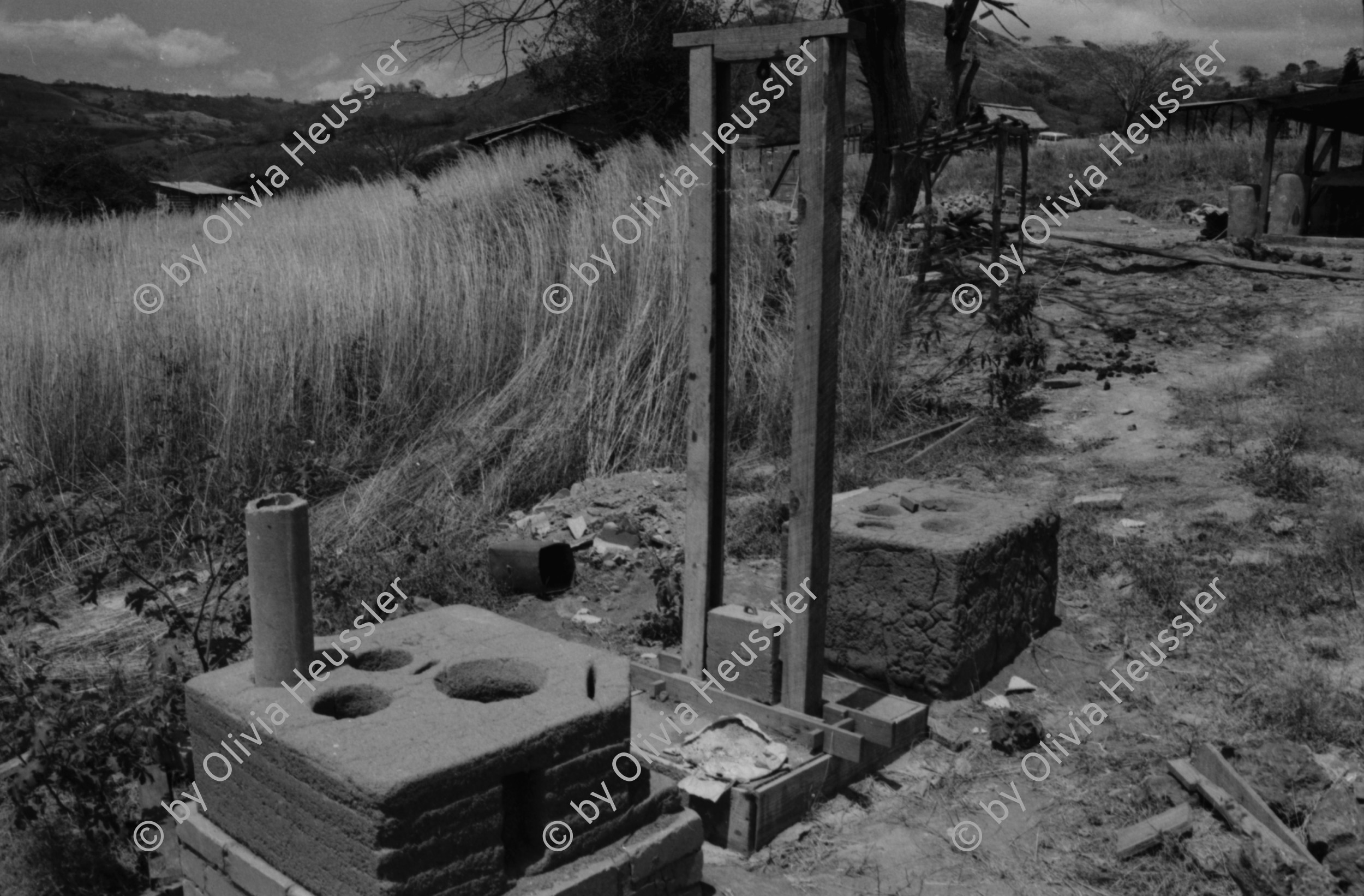 Image of sheet 19840120 photo 37: Handpflug Pflug für den Ackerbau. Siedlungen im Raum Matagalpa. Frauen bauen ihre Häuser. Landschaft. Wiederaufforstungsprogramm Aufforstung der IRENA Biogas anlage mit Kaffeeabfall. Kaffee pflanzen. Sandinisten Plakatwand für politische Propaganda. Prolacsa Tochter der Néstlé. Nido Milchpulver Hersteller in Matagalpa. Arbeiter. Kiste mit Blechdosen Schweizer Brigadist Innen besuchen Cita INRA.
Ackerbau Maschine. Latrinenbau. Letrinen Nicaragua 1984