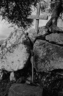 Image of sheet 19840120 photo 4: Handpflug Pflug für den Ackerbau. Siedlungen im Raum Matagalpa. Frauen bauen ihre Häuser. Landschaft. Wiederaufforstungsprogramm Aufforstung der IRENA Biogas anlage mit Kaffeeabfall. Kaffee pflanzen. Sandinisten Plakatwand für politische Propaganda. Prolacsa Tochter der Néstlé. Nido Milchpulver Hersteller in Matagalpa. Arbeiter. Kiste mit Blechdosen Schweizer Brigadist Innen besuchen Cita INRA.
Ackerbau Maschine. Latrinenbau. Letrinen Nicaragua 1984