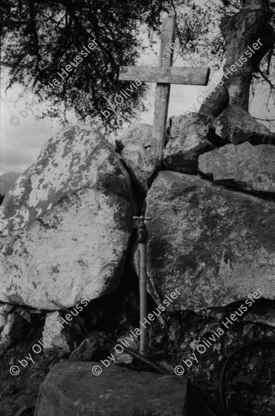 Image of sheet 19840120 photo 4: Handpflug Pflug für den Ackerbau. Siedlungen im Raum Matagalpa. Frauen bauen ihre Häuser. Landschaft. Wiederaufforstungsprogramm Aufforstung der IRENA Biogas anlage mit Kaffeeabfall. Kaffee pflanzen. Sandinisten Plakatwand für politische Propaganda. Prolacsa Tochter der Néstlé. Nido Milchpulver Hersteller in Matagalpa. Arbeiter. Kiste mit Blechdosen Schweizer Brigadist Innen besuchen Cita INRA.
Ackerbau Maschine. Latrinenbau. Letrinen Nicaragua 1984