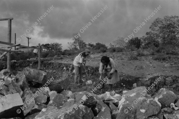 Image of sheet 19840120 photo 7: Handpflug Pflug für den Ackerbau. Siedlungen im Raum Matagalpa. Frauen bauen ihre Häuser. Landschaft. Wiederaufforstungsprogramm Aufforstung der IRENA Biogas anlage mit Kaffeeabfall. Kaffee pflanzen. Sandinisten Plakatwand für politische Propaganda. Prolacsa Tochter der Néstlé. Nido Milchpulver Hersteller in Matagalpa. Arbeiter. Kiste mit Blechdosen Schweizer Brigadist Innen besuchen Cita INRA.
Ackerbau Maschine. Latrinenbau. Letrinen Nicaragua 1984