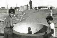 Image of sheet 19840130 photo 20: Zwei Jungen an einem Wasserbrunnen. Der Wassereimer 
Am Brunnen Wasser aus dem Ziehbrunnen holen. Kinder. Nicaragua Rio San Juan 1984 √