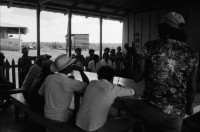 Image of sheet 19840130 photo 4: Schweizer Brigadisten und Brigadistinnen im Zacate ausreissen in der Cooperative
und Landwirtschaftsgenossenschaft La Loma. Campesino sitzungen mit den Bauern. Gewerkschaftssitzungen der ATC Asociacion de Trabajadores del Campo. Machete  Junge reitet auf Pferd um Wasser aus dem Ziehbrunnen zu holen. Hütte und Schwein. Kinder Cowboyhosen Graffitti Wandmalerei Che Guevara. und Kind. Sandino Mural. CDS Mural. Carlos Fonseca Mural Friedhof. Nicaragua Rio San Juan 1984