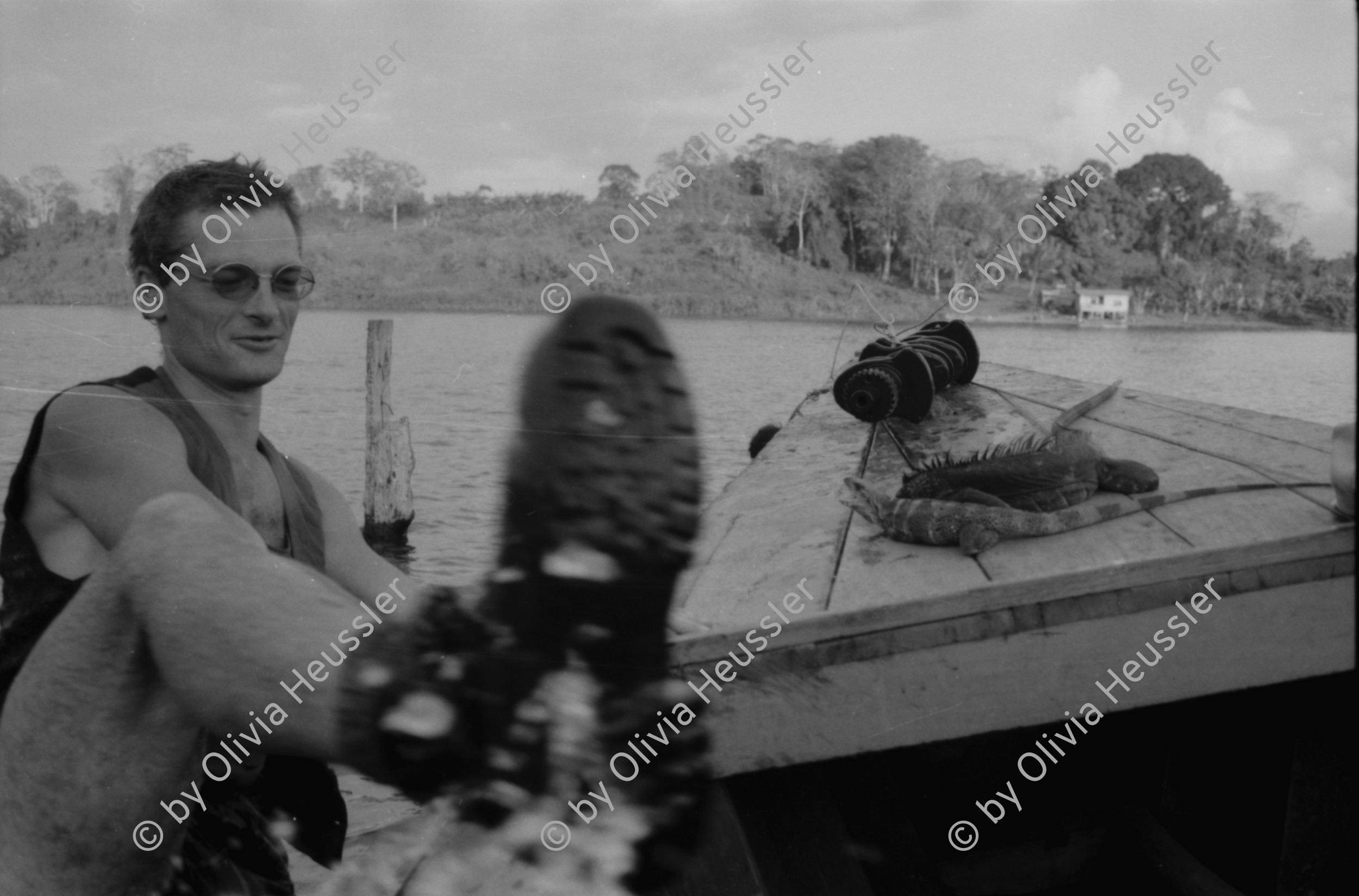Image of sheet 19840140 photo 20: Sandinist mit unter Leintuch des Ejercito Popular Sandinista. Transparent Schweizer Brigaden. Arbeitsbrigade Brigadisten Brigadistinnen Brigada Suiza. Latrinenbau. Wolfgang Vogel Winterthur Ceibo. Isla de Zapotillo Willy aus Aarau mit Leguane Iguanas. Nicas und Schweizer. Fischerboote. Rudern Insel im Nicaragua see. Solentiname Archipelago de Solentiname. Abendstimmung. Nicaraguaner lernt englisch. Rio San Juan San Carlos Nicaragua 1984