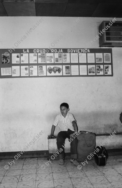 Image of sheet 19840150 photo 10: Sovietische Aerzte im sov. Spital in Chinandega. Gesundheitszentrum Spital der UDSSR SU mit Karte und Fotos. Tank mit Bunker gekennzeichnet. Sandinistischer Militär gibt den JournalistInnen Auskunft über Contraangriff gegen sovietisches Transportschiff. Portrait von Sohn Leo Gabriel. Mario. Managua Nicaragua 1984