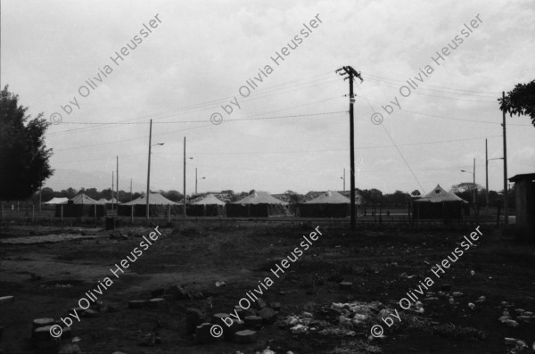 Image of sheet 19840150 photo 15: Sovietische Aerzte im sov. Spital in Chinandega. Gesundheitszentrum Spital der UDSSR SU mit Karte und Fotos. Tank mit Bunker gekennzeichnet. Sandinistischer Militär gibt den JournalistInnen Auskunft über Contraangriff gegen sovietisches Transportschiff. Portrait von Sohn Leo Gabriel. Mario. Managua Nicaragua 1984