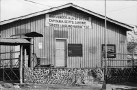Image of sheet 19840150 photo 22: Sovietische Aerzte im sov. Spital in Chinandega. Gesundheitszentrum Spital der UDSSR SU mit Karte und Fotos. Tank mit Bunker gekennzeichnet. Sandinistischer Militär gibt den JournalistInnen Auskunft über Contraangriff gegen sovietisches Transportschiff. Portrait von Sohn Leo Gabriel. Mario. Managua Nicaragua 1984