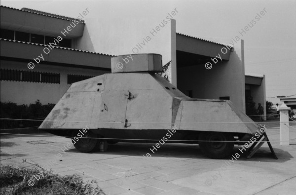 Image of sheet 19840160 photo 11: Barrikade aus Pflastersteinen. Panzer aus Befreiungskrieg. Militärmuseum. Managua. Leo Gabriel mit Sohn und Ehefrau . Beerdigung eines sandinistischen Soldaten. Mädchen tragen Blumen. Familie am Grab und Sarg. Mädchen weint. Tochter, Mutter und Grossmutter trauern. Soldaten trauern. San Juan del Sur Begräbnis von Joé Herrera. Cmdte. Mario Aléman. gest. 1985 Tank Panzer 
banner: Barricada de adoquines principal trinchera de la lucha urbana. Nicaragua 1984
Barricade cobblestone main urban trench fighting.