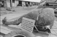 Image of sheet 19840160 photo 12: Barrikade aus Pflastersteinen. Panzer aus Befreiungskrieg. Militärmuseum. Managua. Leo Gabriel mit Sohn und Ehefrau . Beerdigung eines sandinistischen Soldaten. Mädchen tragen Blumen. Familie am Grab und Sarg. Mädchen weint. Tochter, Mutter und Grossmutter trauern. Soldaten trauern. San Juan del Sur Begräbnis von Joé Herrera. Cmdte. Mario Aléman. gest. 1985 Tank Panzer 
banner: Barricada de adoquines principal trinchera de la lucha urbana. Nicaragua 1984
Barricade cobblestone main urban trench fighting.