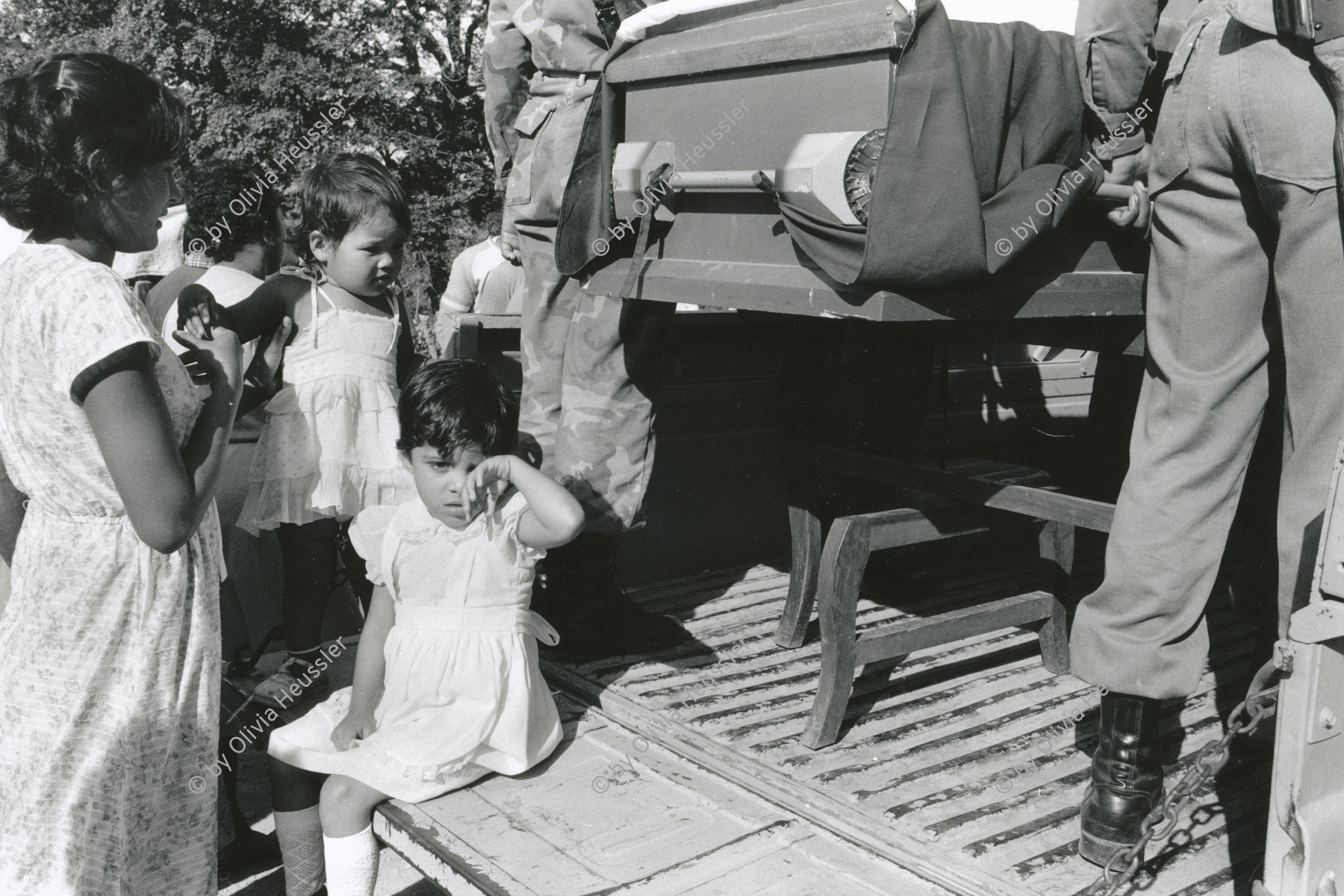 Image of sheet 19840160 photo 27: Ein kleines Mädchen weint um ihren im Krieg gefallenen Vater. San Juan del Sur. Nicaragua 1984

Little girl crying of fathers death. An other war victim. San Juan del Sur. Nicaragua 1984 √