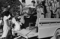 Image of sheet 19840160 photo 28: Barrikade aus Pflastersteinen. Panzer aus Befreiungskrieg. Militärmuseum. Managua. Leo Gabriel mit Sohn und Ehefrau . Beerdigung eines sandinistischen Soldaten. Mädchen tragen Blumen. Familie am Grab und Sarg. Mädchen weint. Tochter, Mutter und Grossmutter trauern. Soldaten trauern. San Juan del Sur Begräbnis von Joé Herrera. Cmdte. Mario Aléman. gest. 1985 Tank Panzer 
banner: Barricada de adoquines principal trinchera de la lucha urbana. Nicaragua 1984
Barricade cobblestone main urban trench fighting.