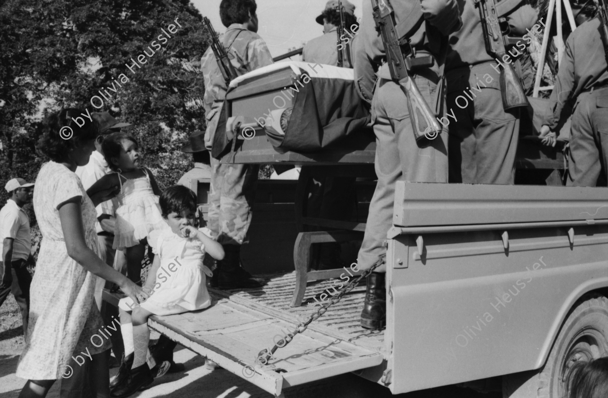 Image of sheet 19840160 photo 28: Barrikade aus Pflastersteinen. Panzer aus Befreiungskrieg. Militärmuseum. Managua. Leo Gabriel mit Sohn und Ehefrau . Beerdigung eines sandinistischen Soldaten. Mädchen tragen Blumen. Familie am Grab und Sarg. Mädchen weint. Tochter, Mutter und Grossmutter trauern. Soldaten trauern. San Juan del Sur Begräbnis von Joé Herrera. Cmdte. Mario Aléman. gest. 1985 Tank Panzer 
banner: Barricada de adoquines principal trinchera de la lucha urbana. Nicaragua 1984
Barricade cobblestone main urban trench fighting.