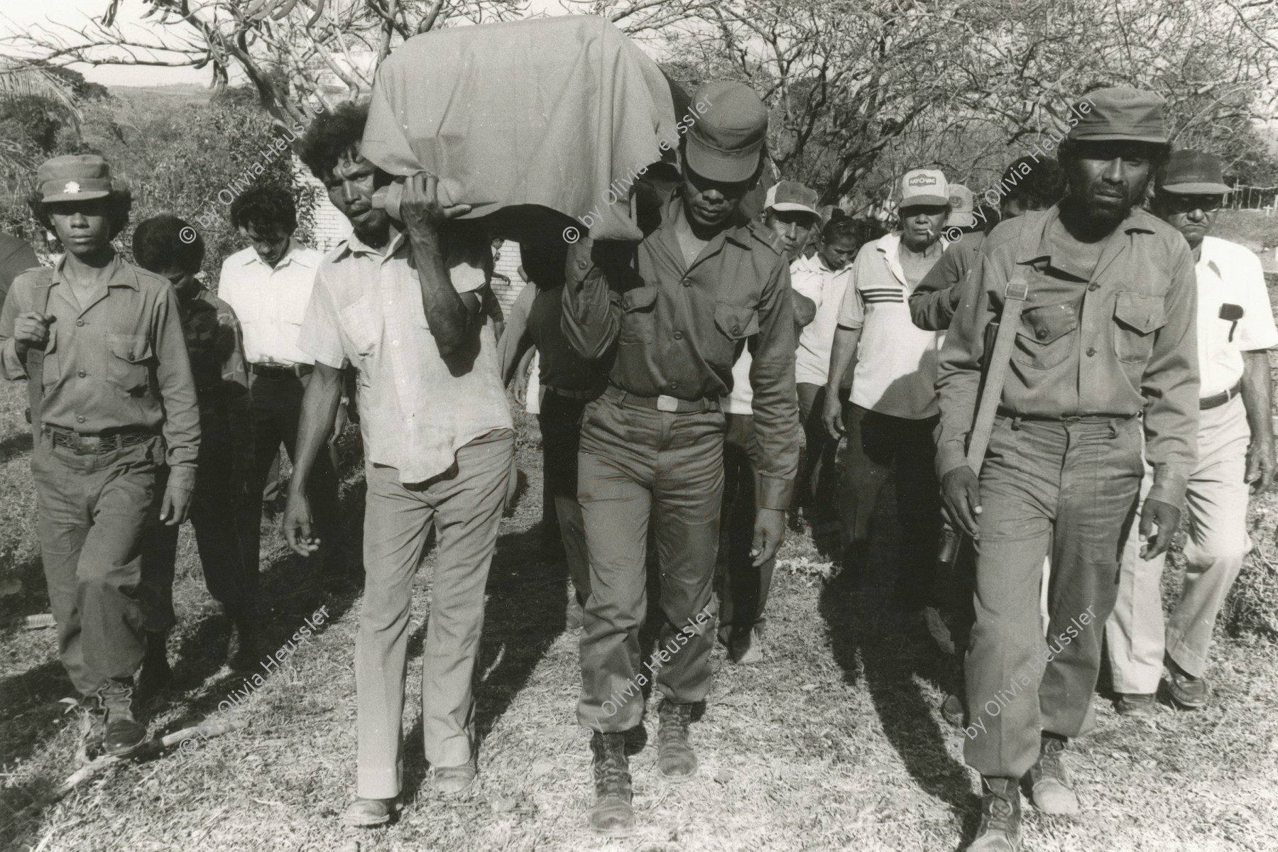 Image of sheet 19840160 photo 30: Beerdigung eines sandinistischen Soldaten Sarg. Coffin Military Soldier Army FSLN EPS Soldaten trauern. San Juan del Sur Begräbnis von Joé Herrera. Nicaragua 1984 √