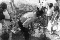 Image of sheet 19840160 photo 37: Beerdigung eines sandinistischen Soldaten. Blumen. Familie am Grab und Sarg. Mädchen weint. Tochter, Mutter und Grossmutter trauern. Soldaten trauern. San Juan del Sur Begräbnis von Joé Herrera. Nicaragua 1984 √ Army Soldier War cemetery cementerio muerto