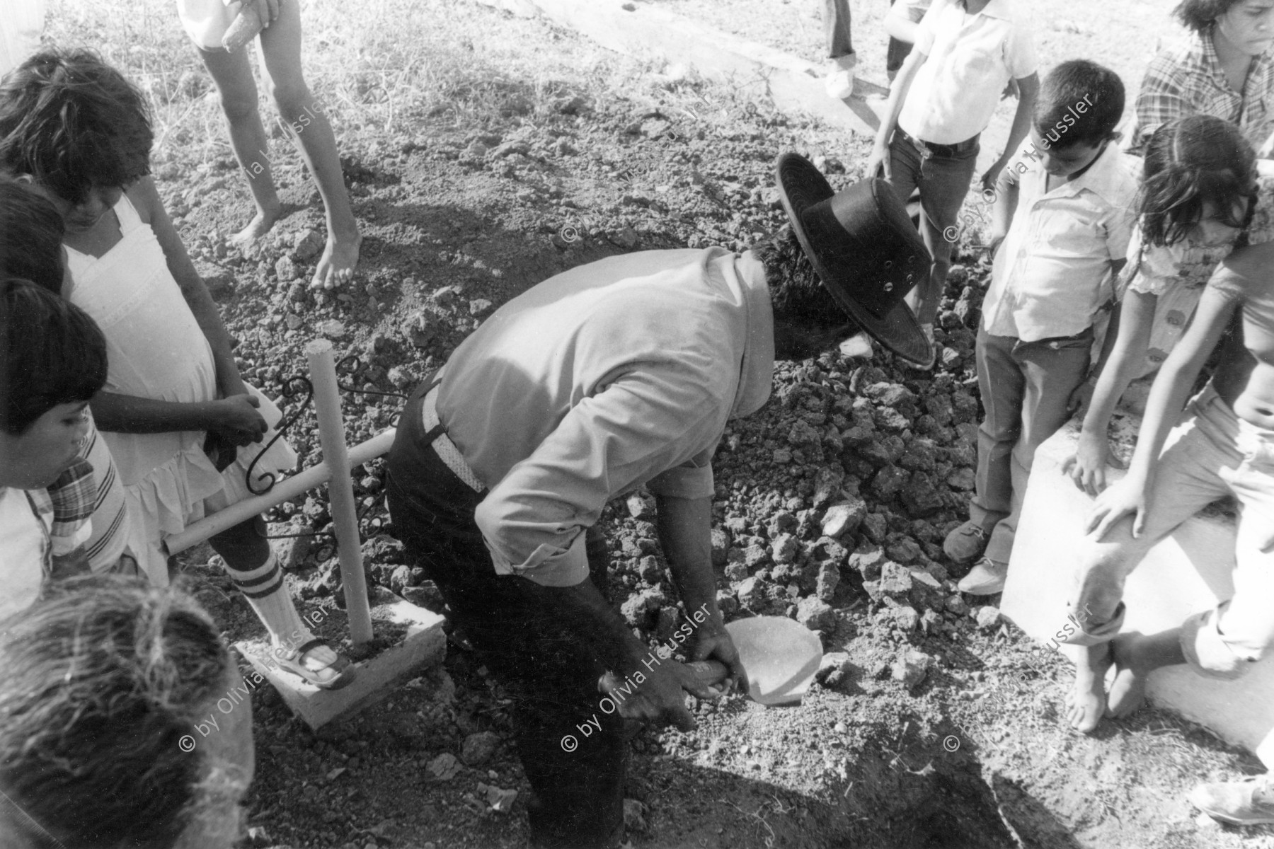 Image of sheet 19840160 photo 37: Beerdigung eines sandinistischen Soldaten. Blumen. Familie am Grab und Sarg. Mädchen weint. Tochter, Mutter und Grossmutter trauern. Soldaten trauern. San Juan del Sur Begräbnis von Joé Herrera. Nicaragua 1984 √ Army Soldier War cemetery cementerio muerto