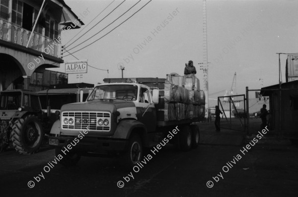 Image of sheet 19840160 photo 6: Barrikade aus Pflastersteinen. Panzer aus Befreiungskrieg. Militärmuseum. Managua. Leo Gabriel mit Sohn und Ehefrau . Beerdigung eines sandinistischen Soldaten. Mädchen tragen Blumen. Familie am Grab und Sarg. Mädchen weint. Tochter, Mutter und Grossmutter trauern. Soldaten trauern. San Juan del Sur Begräbnis von Joé Herrera. Cmdte. Mario Aléman. gest. 1985 Tank Panzer 
banner: Barricada de adoquines principal trinchera de la lucha urbana. Nicaragua 1984
Barricade cobblestone main urban trench fighting.