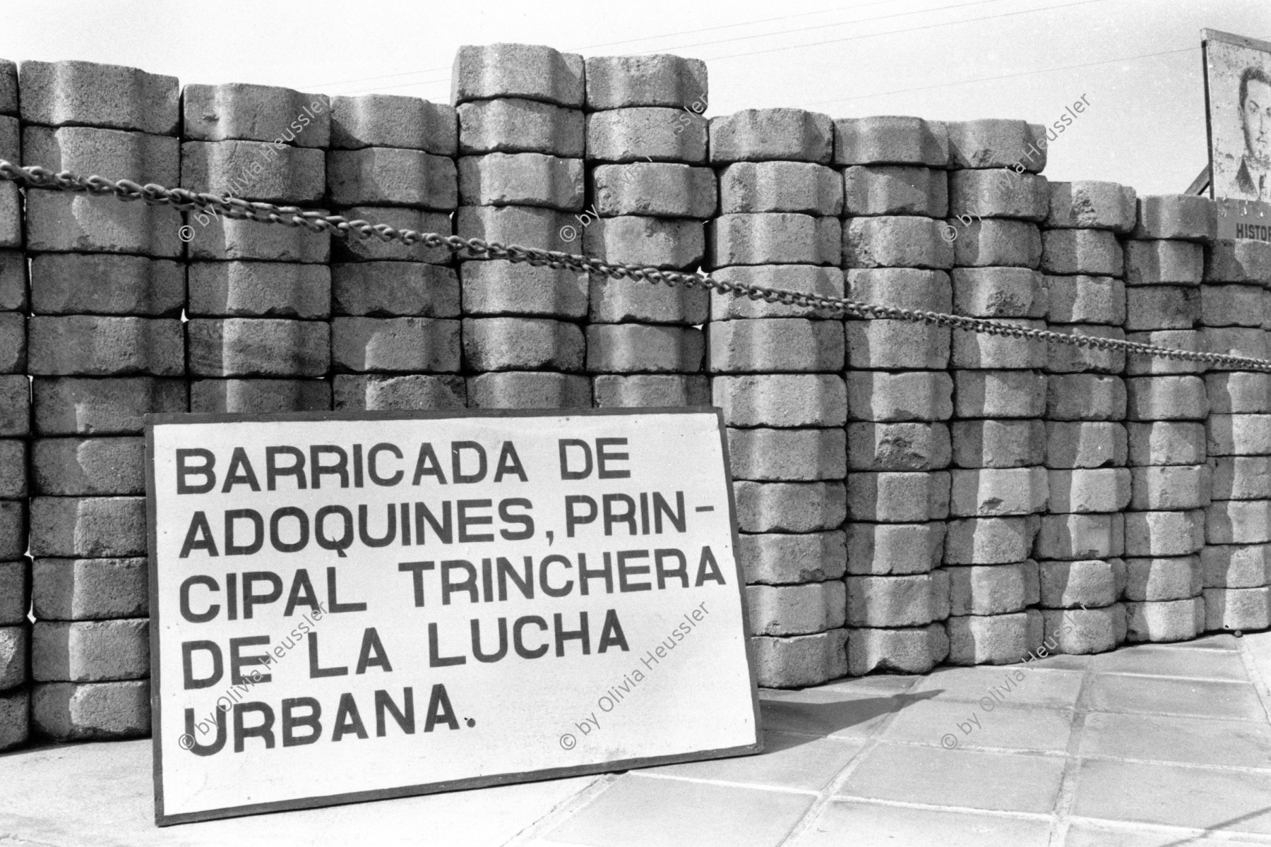 Image of sheet 19840160 photo 7: Barrikade aus Pflastersteinen. Militärmuseum. Managua  Nicaragua 1984 military Museum Barricade √ sandinist FSLN war military art lucha fight for freedom autonomy against dictatorship somoza Central america

banner: Barricada de adoquines principal trinchera de la lucha urbana.
Barricade cobblestone main urban trench fighting.