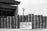 Image of sheet 19840160 photo 8: Barrikade aus Pflastersteine. Revolutions museum Militärmuseum. Managua. Nicaragua 1984 √ america central museo de la revolucion adoquines banner 
 Barricada de adoquines principal trinchera de la lucha urbana.
Barricade cobblestone main urban trench fighting.


© 1984, olivia heussler /www.clic.li
Los adoquines (del árabe ad-dukkân, "piedra escuadrada") son piedras o bloques labrados y de forma rectangular que se utilizan en la construcción de pavimentos. El material más utilizado para su construcción ha sido el granito, por su gran resistencia y facilidad para el tratamiento. Sus dimensiones suelen ser de 20 cm. de largo por 15 cm. de ancho, lo cual facilita la manipulación con una sola mano
