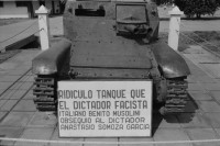 Image of sheet 19840160 photo 9: Barrikade aus Pflastersteinen. Panzer aus Befreiungskrieg. Militärmuseum. Managua. Leo Gabriel mit Sohn und Ehefrau . Beerdigung eines sandinistischen Soldaten. Mädchen tragen Blumen. Familie am Grab und Sarg. Mädchen weint. Tochter, Mutter und Grossmutter trauern. Soldaten trauern. San Juan del Sur Begräbnis von Joé Herrera. Cmdte. Mario Aléman. gest. 1985 Tank Panzer 
banner: Barricada de adoquines principal trinchera de la lucha urbana. Nicaragua 1984
Barricade cobblestone main urban trench fighting.