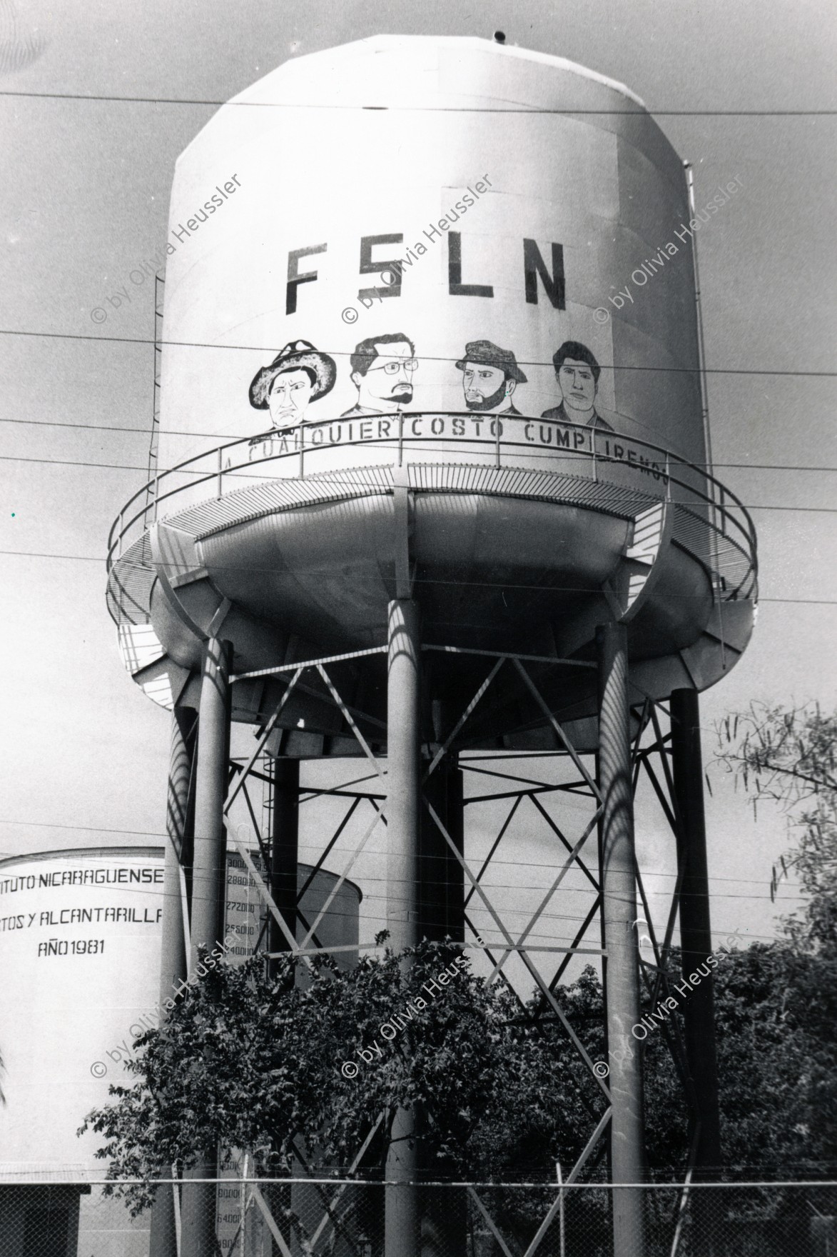 Image of sheet 19840170 photo 1: FSLN Frente Sandinista de Liberacion National Esso Tanks Graffitti Malerei Mural Pacifico Pazifikküste Costa Corinto Nicaragua 1984 √