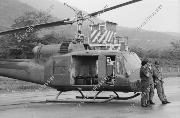 Image of sheet 19840180 photo 13: Im US-Amerikanischen Militär-Ausbildungslager Centro de Entrenamiento Militar (CREM) an der honduranischen Atlantikküste bei El Castillo.Salvadorianische Soldaten. US-Army Soldaten mit M-16 Maschinen gewehre. 
The M16 rifle, officially designated Rifle, Caliber 5.56 mm, M16, is the United States military version of the AR-15 rifle.
Helikopter Flugzeug Ausbildung im Schiessen mit amerikanischem Instruktor. US-Army Soldaten in Zivil vor Bar. Junge schleckt US Marmelade aus Dose. Honduranische Polizei. Anit Kommunisten Wandmalerei. Spray Wachturm in Palmerola. Junge und Soldaten. Bahnhof Eisenbahn. Mädchen und Mutter auf dem Weg zur Kirche mit Mais blätter. Lacayo ehem. Nic. Kulturminister und Mann von Anna Qriquillon. Gabriela Battaglia. San Pedro Sula Honduras Mittelamerika Centralamerica 1984