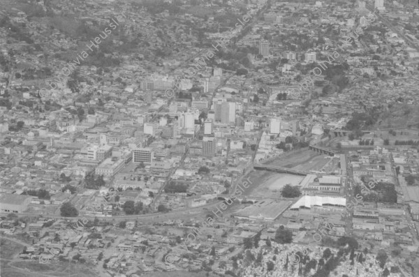 Image of sheet 19840180 photo 15: Im US-Amerikanischen Militär-Ausbildungslager Centro de Entrenamiento Militar (CREM) an der honduranischen Atlantikküste bei El Castillo.Salvadorianische Soldaten. US-Army Soldaten mit M-16 Maschinen gewehre. 
The M16 rifle, officially designated Rifle, Caliber 5.56 mm, M16, is the United States military version of the AR-15 rifle.
Helikopter Flugzeug Ausbildung im Schiessen mit amerikanischem Instruktor. US-Army Soldaten in Zivil vor Bar. Junge schleckt US Marmelade aus Dose. Honduranische Polizei. Anit Kommunisten Wandmalerei. Spray Wachturm in Palmerola. Junge und Soldaten. Bahnhof Eisenbahn. Mädchen und Mutter auf dem Weg zur Kirche mit Mais blätter. Lacayo ehem. Nic. Kulturminister und Mann von Anna Qriquillon. Gabriela Battaglia. San Pedro Sula Honduras Mittelamerika Centralamerica 1984