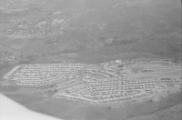 Image of sheet 19840180 photo 16: Im US-Amerikanischen Militär-Ausbildungslager Centro de Entrenamiento Militar (CREM) an der honduranischen Atlantikküste bei El Castillo.Salvadorianische Soldaten. US-Army Soldaten mit M-16 Maschinen gewehre. 
The M16 rifle, officially designated Rifle, Caliber 5.56 mm, M16, is the United States military version of the AR-15 rifle.
Helikopter Flugzeug Ausbildung im Schiessen mit amerikanischem Instruktor. US-Army Soldaten in Zivil vor Bar. Junge schleckt US Marmelade aus Dose. Honduranische Polizei. Anit Kommunisten Wandmalerei. Spray Wachturm in Palmerola. Junge und Soldaten. Bahnhof Eisenbahn. Mädchen und Mutter auf dem Weg zur Kirche mit Mais blätter. Lacayo ehem. Nic. Kulturminister und Mann von Anna Qriquillon. Gabriela Battaglia. San Pedro Sula Honduras Mittelamerika Centralamerica 1984