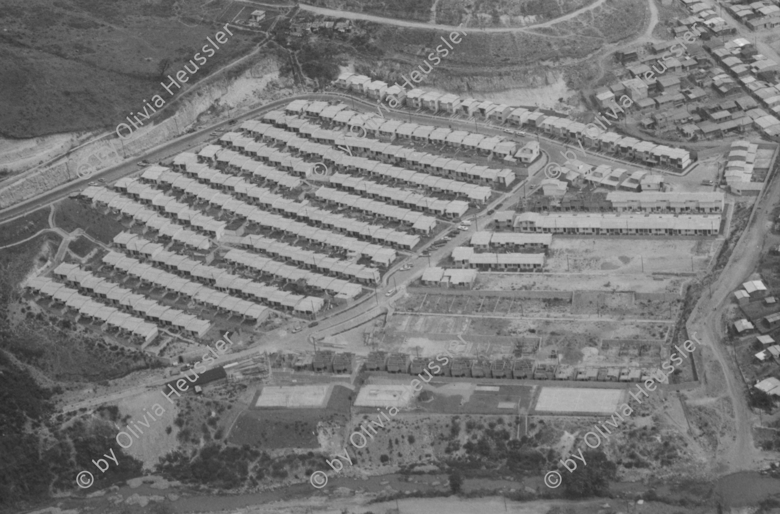 Image of sheet 19840180 photo 17: Im US-Amerikanischen Militär-Ausbildungslager Centro de Entrenamiento Militar (CREM) an der honduranischen Atlantikküste bei El Castillo.Salvadorianische Soldaten. US-Army Soldaten mit M-16 Maschinen gewehre. 
The M16 rifle, officially designated Rifle, Caliber 5.56 mm, M16, is the United States military version of the AR-15 rifle.
Helikopter Flugzeug Ausbildung im Schiessen mit amerikanischem Instruktor. US-Army Soldaten in Zivil vor Bar. Junge schleckt US Marmelade aus Dose. Honduranische Polizei. Anit Kommunisten Wandmalerei. Spray Wachturm in Palmerola. Junge und Soldaten. Bahnhof Eisenbahn. Mädchen und Mutter auf dem Weg zur Kirche mit Mais blätter. Lacayo ehem. Nic. Kulturminister und Mann von Anna Qriquillon. Gabriela Battaglia. San Pedro Sula Honduras Mittelamerika Centralamerica 1984