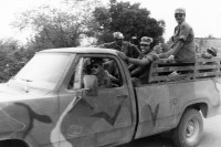 Image of sheet 19840180 photo 19: Soldaten auf Pickup im US-Amerikanischen Militär-Ausbildungslager Centro de
Entrenamiento Militar (CREM) an der honduranischen Atlantikküste
bei El Castillo.
Honduras. 04.84
Honduras Mittelamerika Centralamerica Zentralamerika 1984 √
© 1984, OLIVIA HEUSSLER / www.clic.li