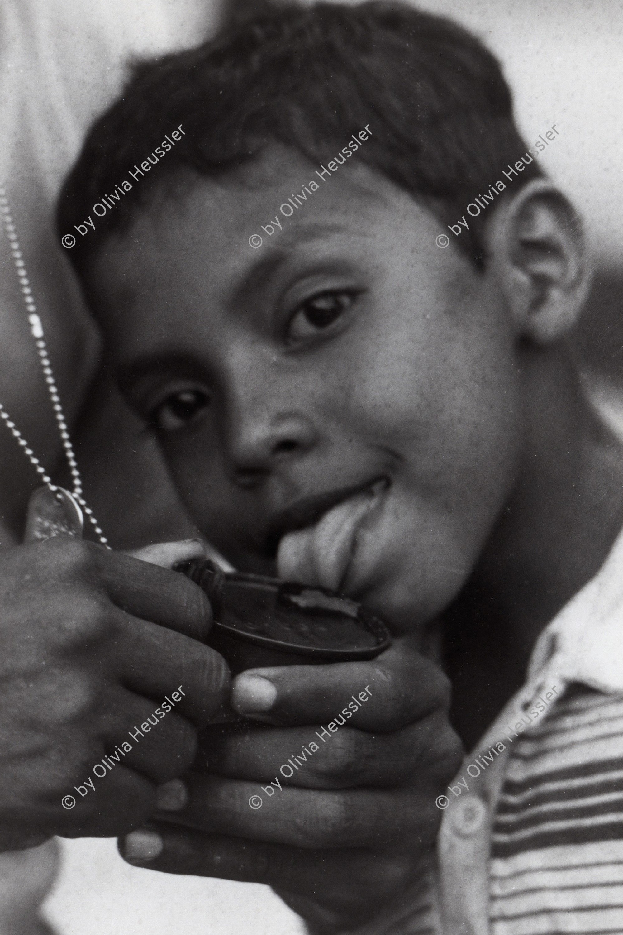 Image of sheet 19840180 photo 27: Kind schleckt aus einer US amerikanischen Konservendose eines Soldaten 04.84 bei Palmerola
Honduras Mittelamerika Centralamerica Zentralamerika 1984 √ conserve food US soldier army military kid child boy tongue
© 1984, OLIVIA HEUSSLER / www.clic.li
