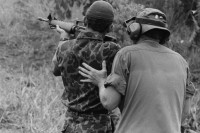 Image of sheet 19840180 photo 4: Während eines Trainings von Salvadorianischen Soldaten im US-Amerikanischen Militär-Ausbildungslager Centro Regional de Entrenamiento Militar (CREM) an der honduranischen Atlantikküste bei El Castillo. Army soldier rifle weapon M-16
Honduras. 04.84 Mittelamerika Centralamerica Zentralamerika 
US Soldat Training Contra