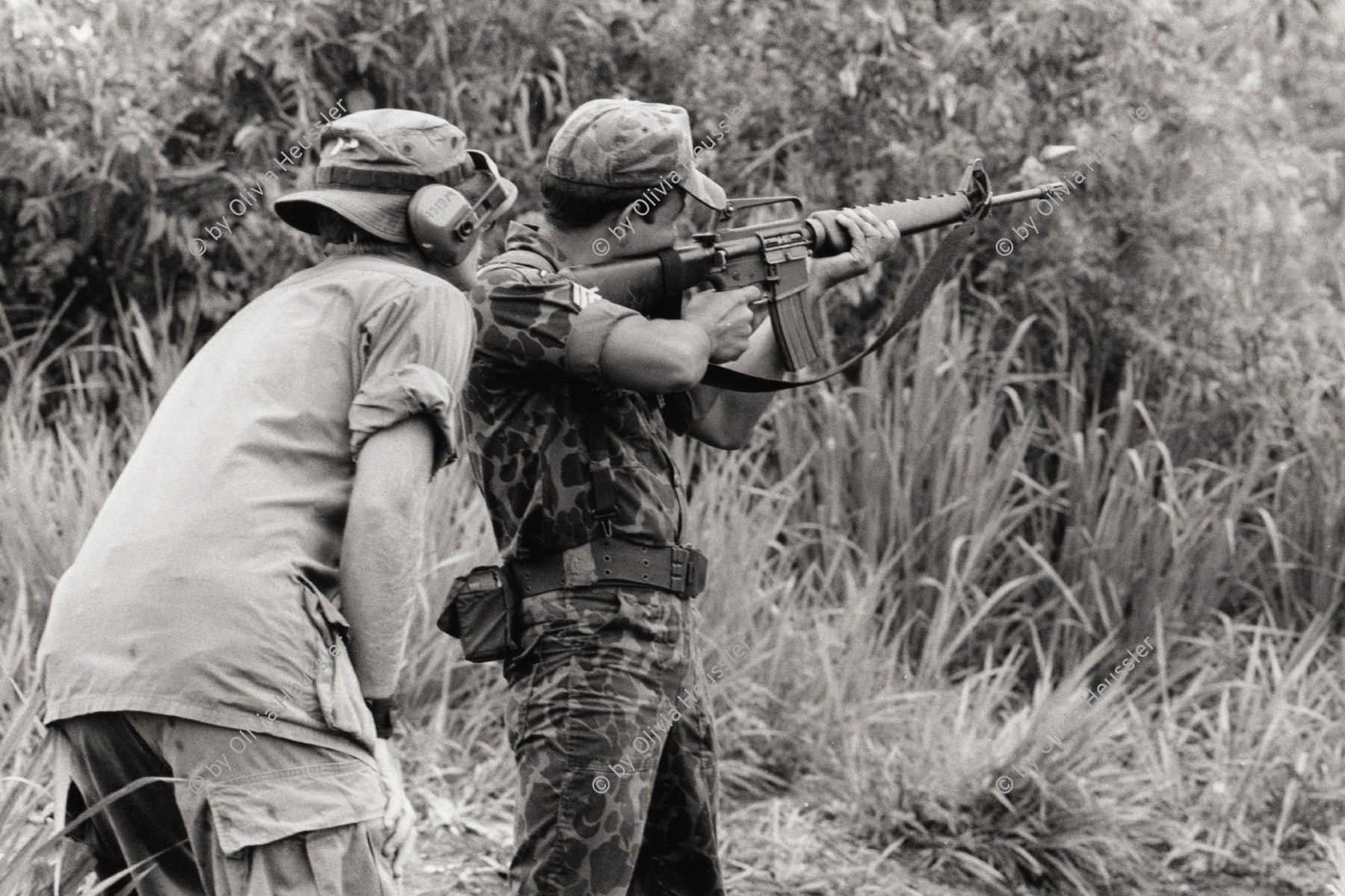 Image of sheet 19840180 photo 5: Während eines Trainings von Salvadorianischen Soldaten im US-Amerikanischen Militär Ausbildungslager Centro Regional de Entrenamiento Militar (CREM) an der honduranischen Atlantikküste bei El Castillo
The M16 rifle, officially designated Rifle, Caliber 5.56 mm, M16, is the United States military version of the AR-15 rifle.
Army training US american Soldier 

Honduras Mittelamerika Centralamerica Zentralamerika 1984 √
© 1984, OLIVIA HEUSSLER / www.clic.li