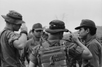 Image of sheet 19840180 photo 7: Im US-Amerikanischen Militär-Ausbildungslager Centro de Entrenamiento Militar (CREM) an der honduranischen Atlantikküste bei El Castillo.Salvadorianische Soldaten. US-Army Soldaten mit M-16 Maschinen gewehre. 
The M16 rifle, officially designated Rifle, Caliber 5.56 mm, M16, is the United States military version of the AR-15 rifle.
Helikopter Flugzeug Ausbildung im Schiessen mit amerikanischem Instruktor. US-Army Soldaten in Zivil vor Bar. Junge schleckt US Marmelade aus Dose. Honduranische Polizei. Anit Kommunisten Wandmalerei. Spray Wachturm in Palmerola. Junge und Soldaten. Bahnhof Eisenbahn. Mädchen und Mutter auf dem Weg zur Kirche mit Mais blätter. Lacayo ehem. Nic. Kulturminister und Mann von Anna Qriquillon. Gabriela Battaglia. San Pedro Sula Honduras Mittelamerika Centralamerica 1984