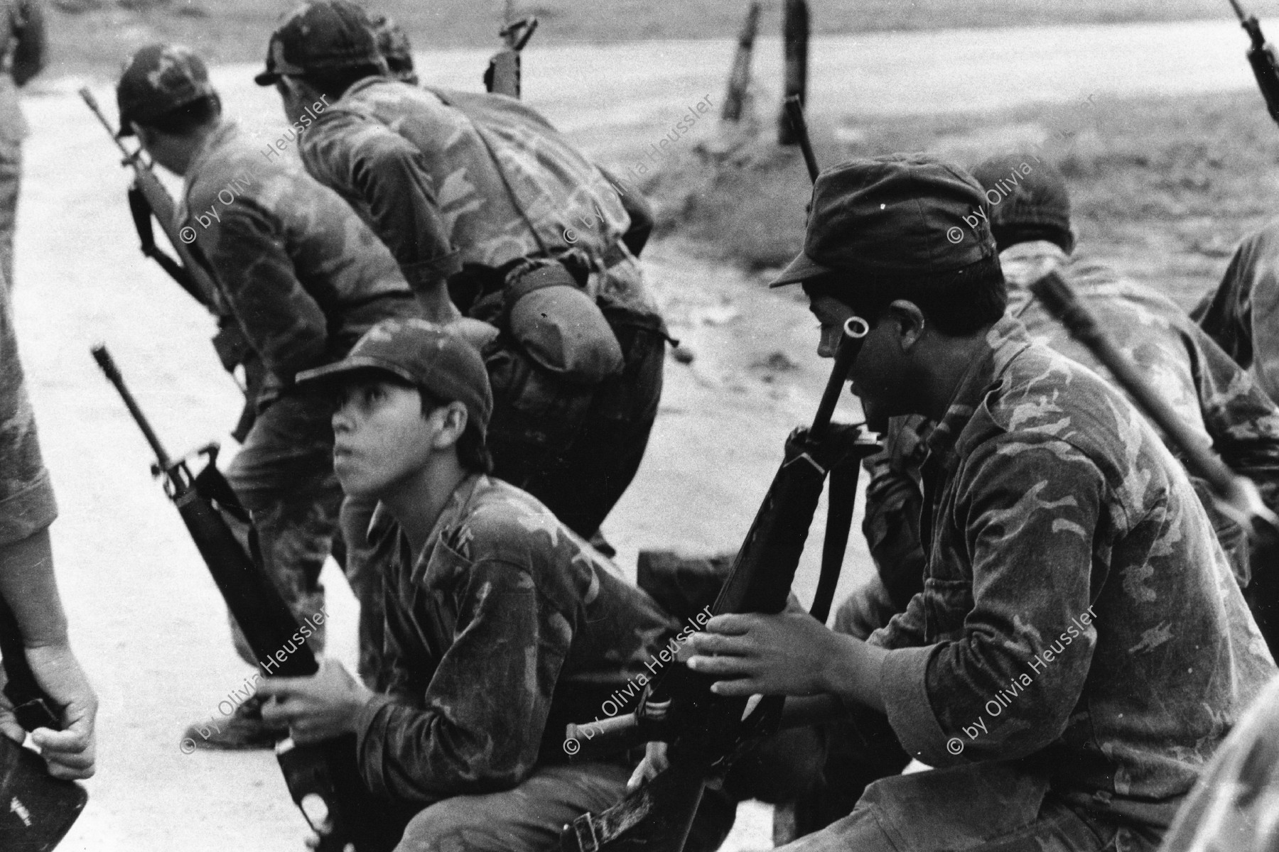 Image of sheet 19840180 photo 9: Während eines Trainings von Salvadorianischen Soldaten durch US-Militär im US-Amerikanischen Militär-Ausbildungslager Centro de
Entrenamiento Militar (CREM) an der honduranischen Atlantikküste
bei El Castillo.
Honduras. 04.84
Honduras Mittelamerika Centralamerica Zentralamerika 1984 √
© 1984, OLIVIA HEUSSLER / www.clic.li