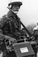 Image of sheet 19840190 photo 14: Soldat mit einem mobile Pfefferspray während einer Militärparade in Tegucigalpa, Honduras 04.84
Honduras Mittelamerika Centralamerica Zentralamerika 1984 √