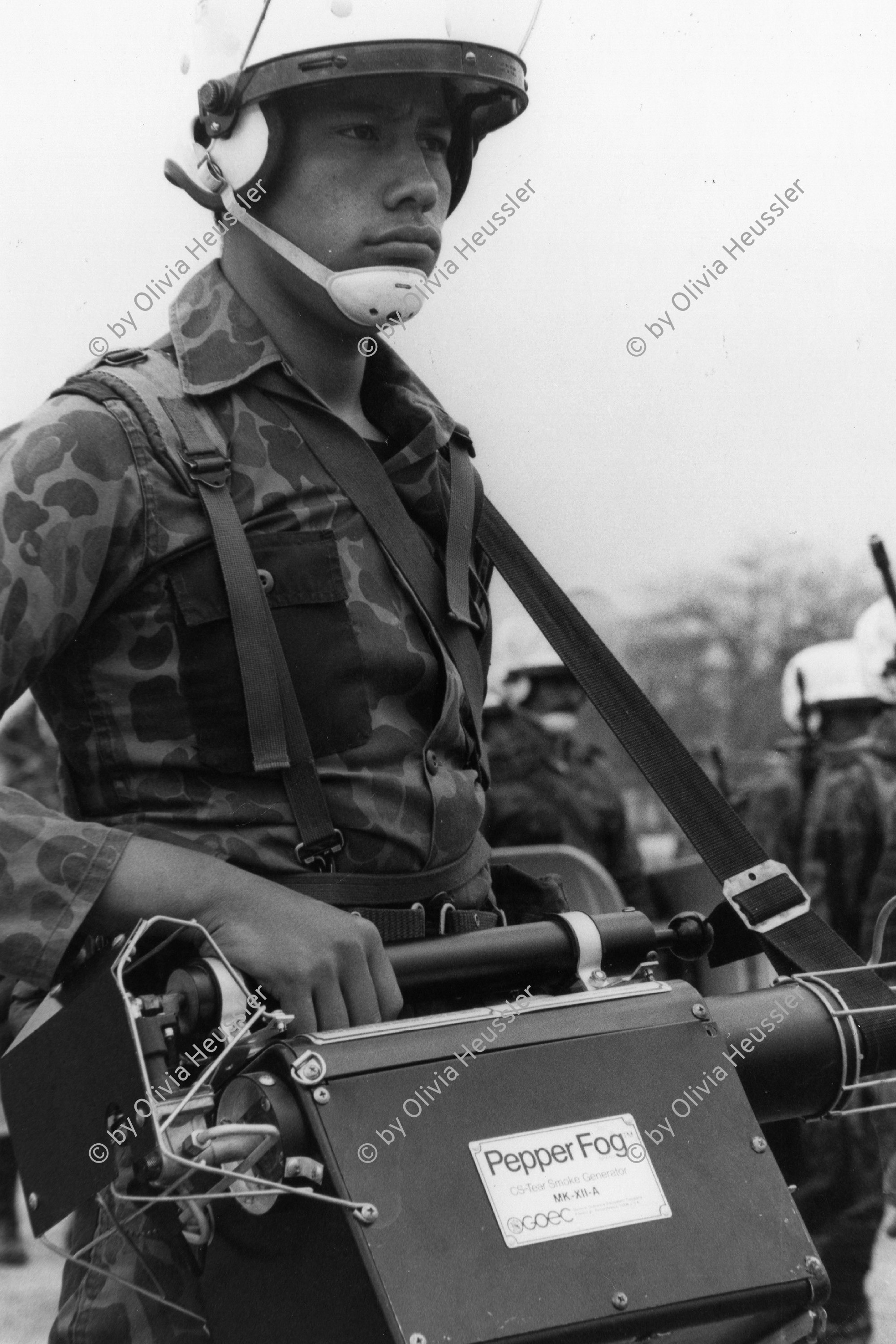 Image of sheet 19840190 photo 14: Soldat mit einem mobile Pfefferspray während einer Militärparade in Tegucigalpa, Honduras 04.84
Honduras Mittelamerika Centralamerica Zentralamerika 1984 √