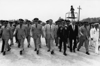 Image of sheet 19840190 photo 23: Staatspräsident Suazo Cordoba (mi) General Walter Lopez Reyes (li) und Staatsanwalt Efrain Bugiron (re), an einer Militärparade in Tegucigalpa, Honduras 04.84

Honduras Mittelamerika Centralamerica Zentralamerika 1984 √