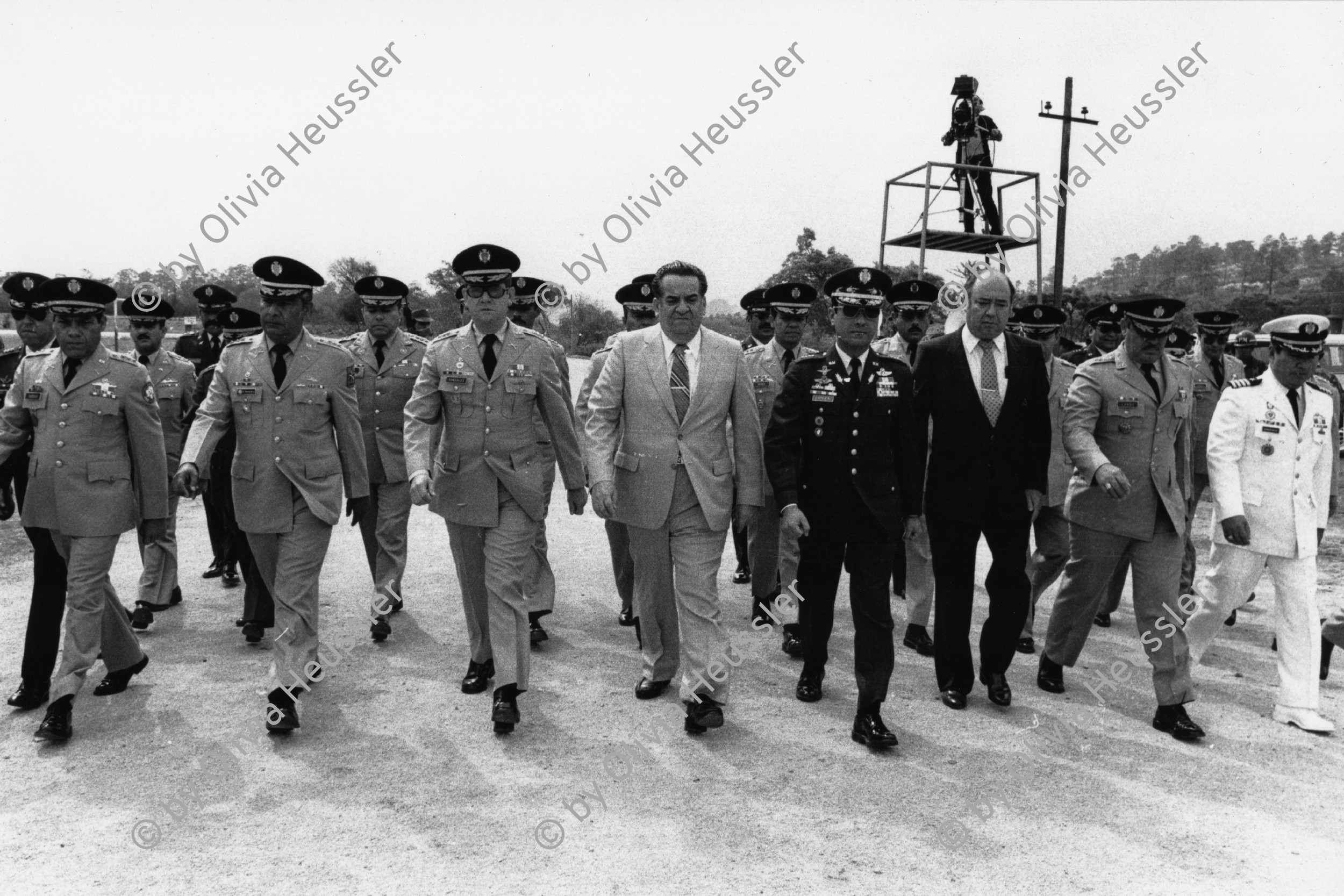 Image of sheet 19840190 photo 23: Staatspräsident Suazo Cordoba (mi) General Walter Lopez Reyes (li) und Staatsanwalt Efrain Bugiron (re), an einer Militärparade in Tegucigalpa, Honduras 04.84

Honduras Mittelamerika Centralamerica Zentralamerika 1984 √