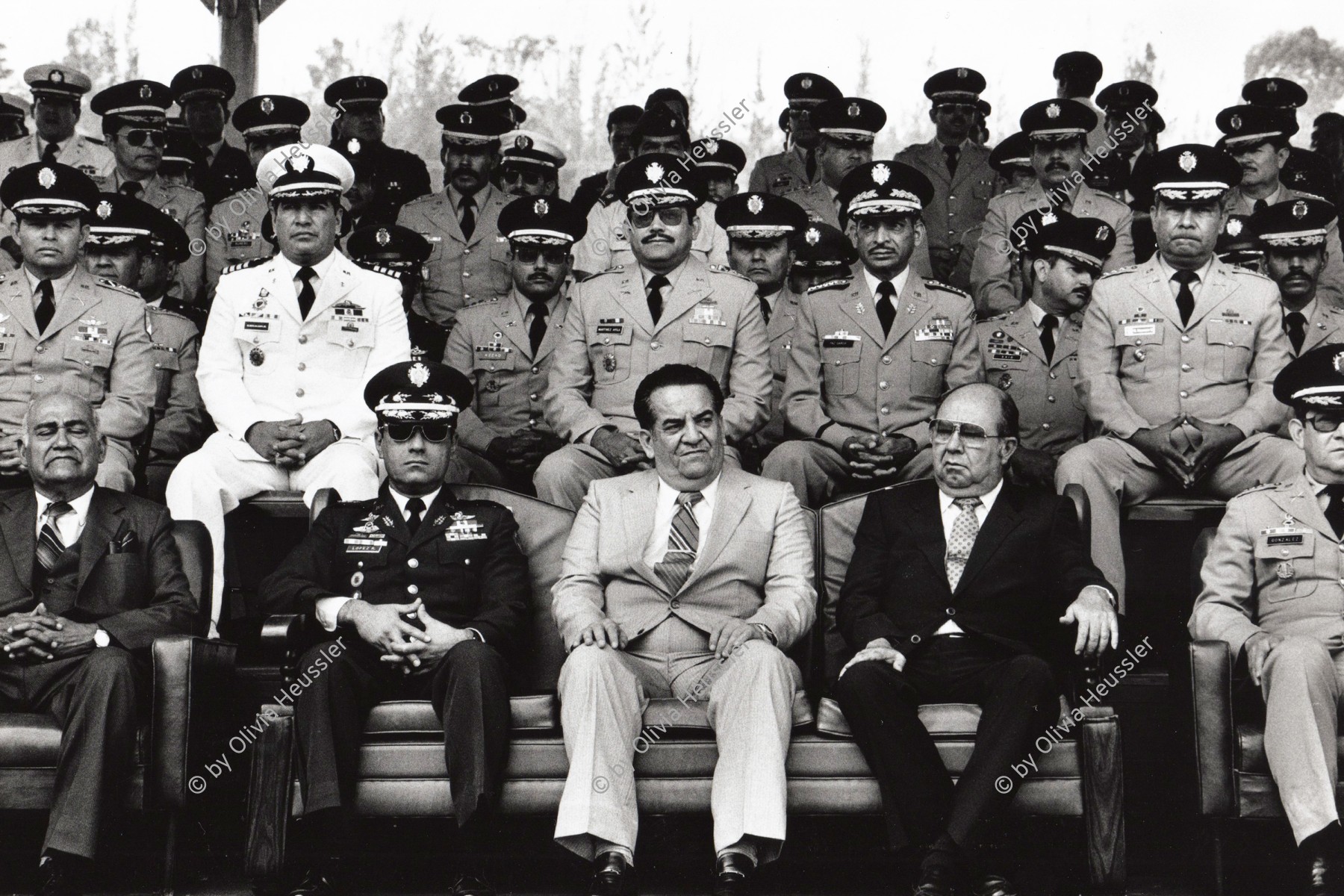 Image of sheet 19840190 photo 28: Staatspräsident Suazo Cordoba (mi) General Walter Lopez Reyes (li) und Staatsanwalt Efrain Bugiron (re), an einer Militärparade in Tegucigalpa, Honduras 04.84
Honduras' Civilian President Suazo Cordoba (m) flanked by General Walter Lopez Reyes (l) and Dr. Efrain Bu Giron (r) and the chiefs of Staff of the Honduran Armed Forces are attending the inauguration of General Lopez Reyes. (1995 Vicepresident)
Out of: From time to time  / Von Zeit zu Zeit
Honduras Mittelamerika Centralamerica Zentralamerika 1984 √ Gruppenbild