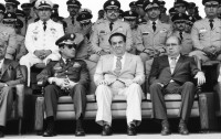Image of sheet 19840190 photo 29: At the military parade in honor of the new Honduran commander-in-chief, General Walter López Reyes (l.) with President Suazo Córdoba (center), and Chief Justice Efraín Bu Girón (r.).
Las Tapias, Tegucigalpa, Honduras, April 1984.
Militärparade anlässlich der Befehlsübergabe an den neuen honduranischen Armeechef,
General Walter López Reyes (l.) mit Staatspräsident Suazo Córdoba (Mitte)
und Staatsanwalt Efrain Bu Girón (r.). Las Tapias, Tegucigalpa, Honduras, April 1984
Aus: «Der Traum von Solentiname» EPF, Zürich 
«El Sueño de Solentiname» IHNCA Managua p.44
