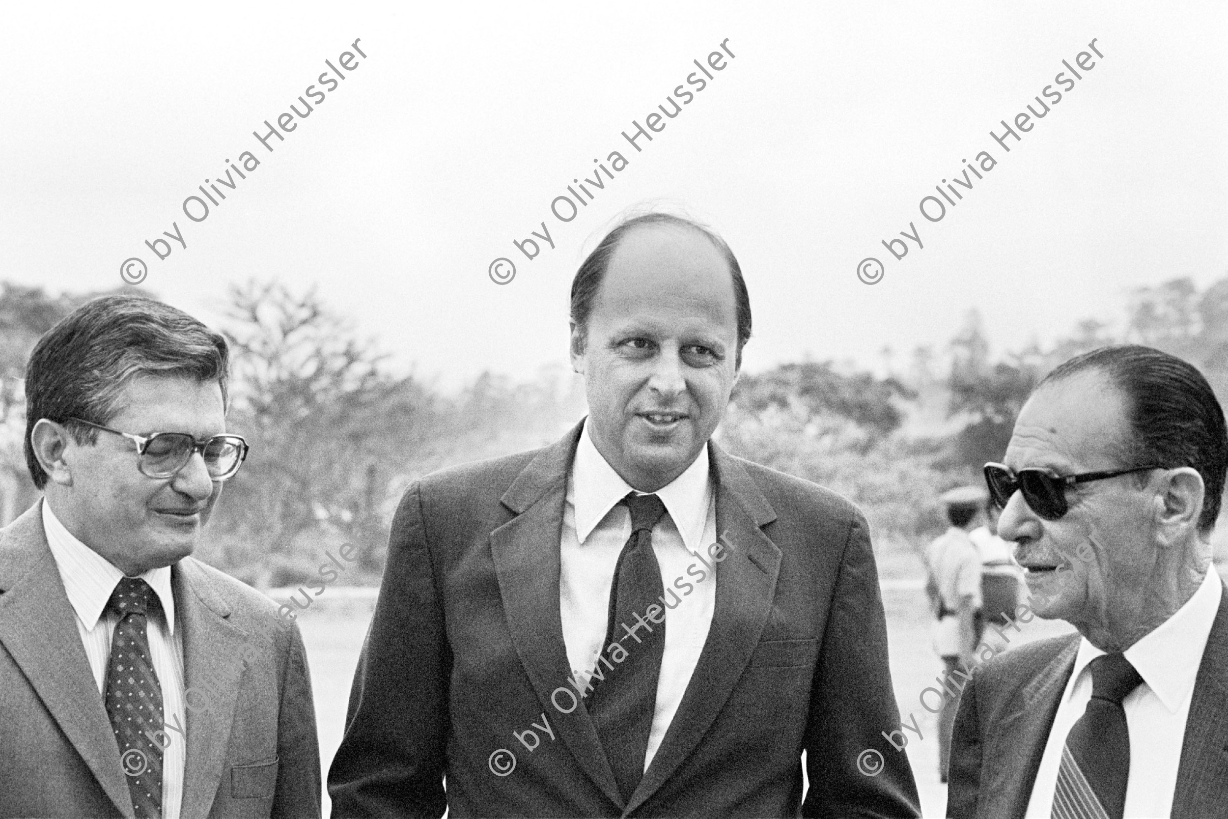 Image of sheet 19840190 photo 3: John Dimitri Negroponte (middle); born (July 21, 1939) is an American diplomat. He is currently a research fellow and lecturer in international affairs at Yale University's Jackson Institute for Global Affairs. Prior to this appointment, he served as the United States Deputy Secretary of State and as the first ever Director of National Intelligence.
US-Botschafter in Tegucigalpa.
'Puente Negro' gehört zum CIA Büro Zentralamerika. Militärparade in Las Tapias für die Befehlsstab übergabe an den neuen Armee General Walter Lopez Reyes 
Honduras Mittelamerika Centralamerica 1984 
√