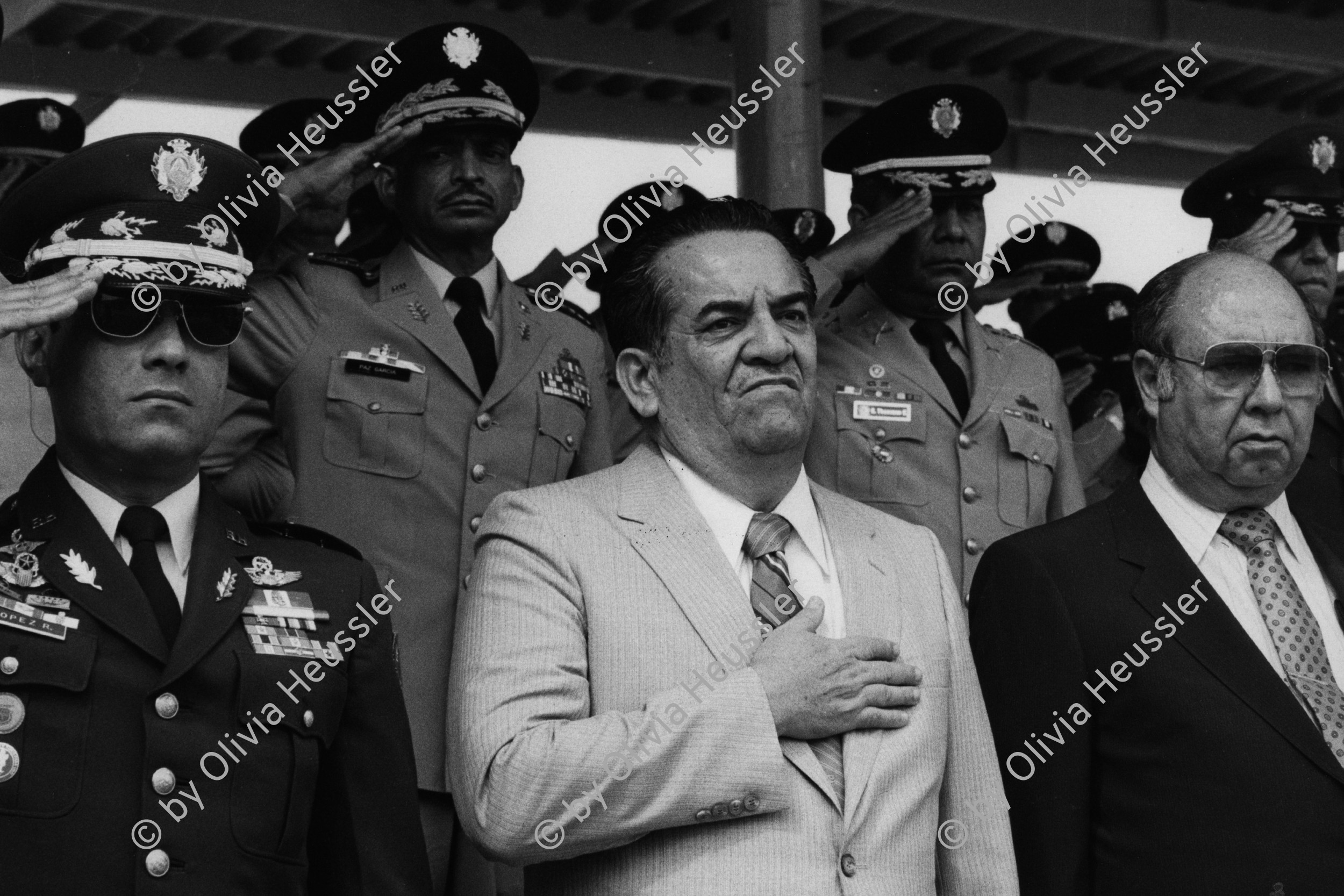 Image of sheet 19840190 photo 31: Militärparade in Las Tapias für die Befehlsstab Übergabe an den neuen Armee General Walter Lopez Reyes (li) in Begleitung des Staatspräsidenten Suazo Cordoba (mi)  Staatsanwalt Dr. Efrain Bugiron (re)