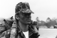 Image of sheet 19840190 photo 9: Soldat mit bemaltem Gesicht während Militärparade in Las Tapias für die Befehlsstab Übergabe für den neuen Armee General Walter Lopez Reyes Spezialeinheit COBRA Fallschirmtruppe Marineeinheiten und Tränengaseinheit Antimotines. Camouflage
Honduras Mittelamerika Centralamerica Zentralamerika 1984 √